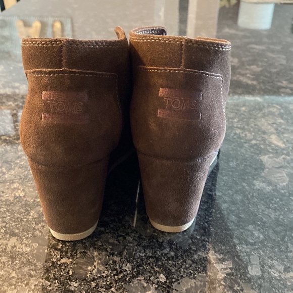 A perfect pair of Toms wedges for upcoming fall brand new - Picture 4 of 5
